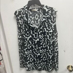 Chic Black and White Patterned Sleeveless Blouse